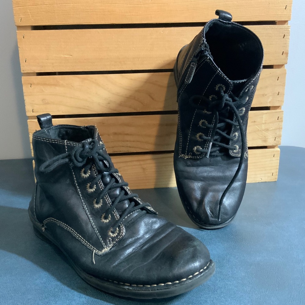 Clarks Nikki North Soft Blackโ Leather Booties size 8.5